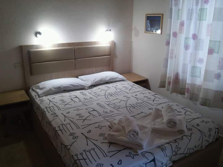Emilia's House Psilli Amos
